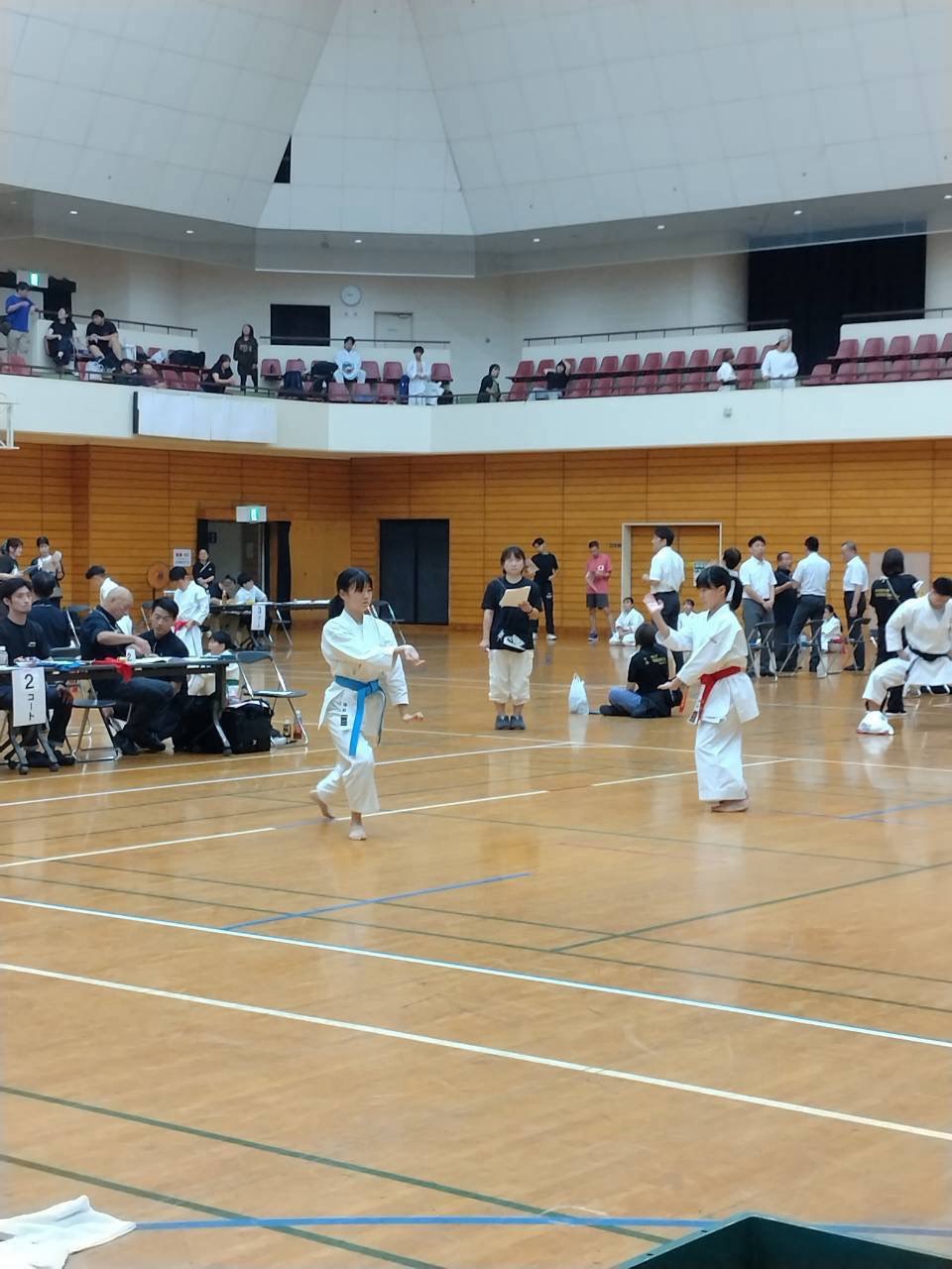 形の演武に臨む選手